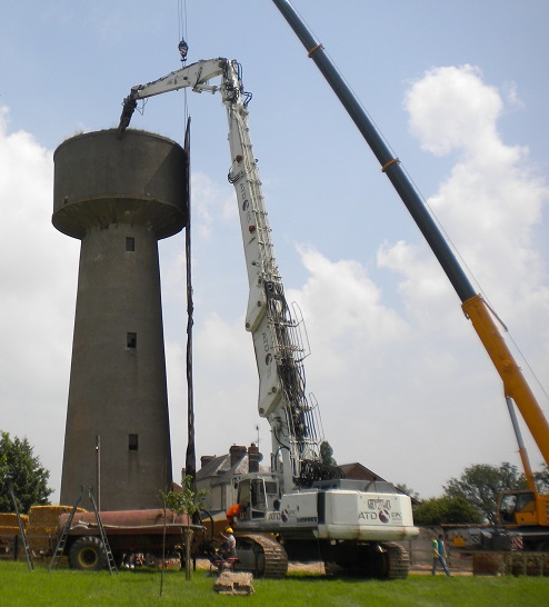 Chteau d'eau en dmolition